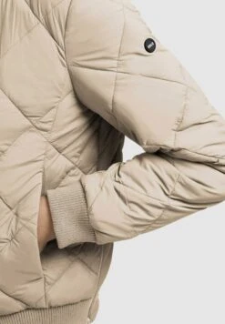 Khujo Leona - Bomberjacks - Beige 13 Khujo Leona - Bomberjacks - Beige -Khujo Kleding Winkel 416f706852f1471c9906e598e9b1d948
